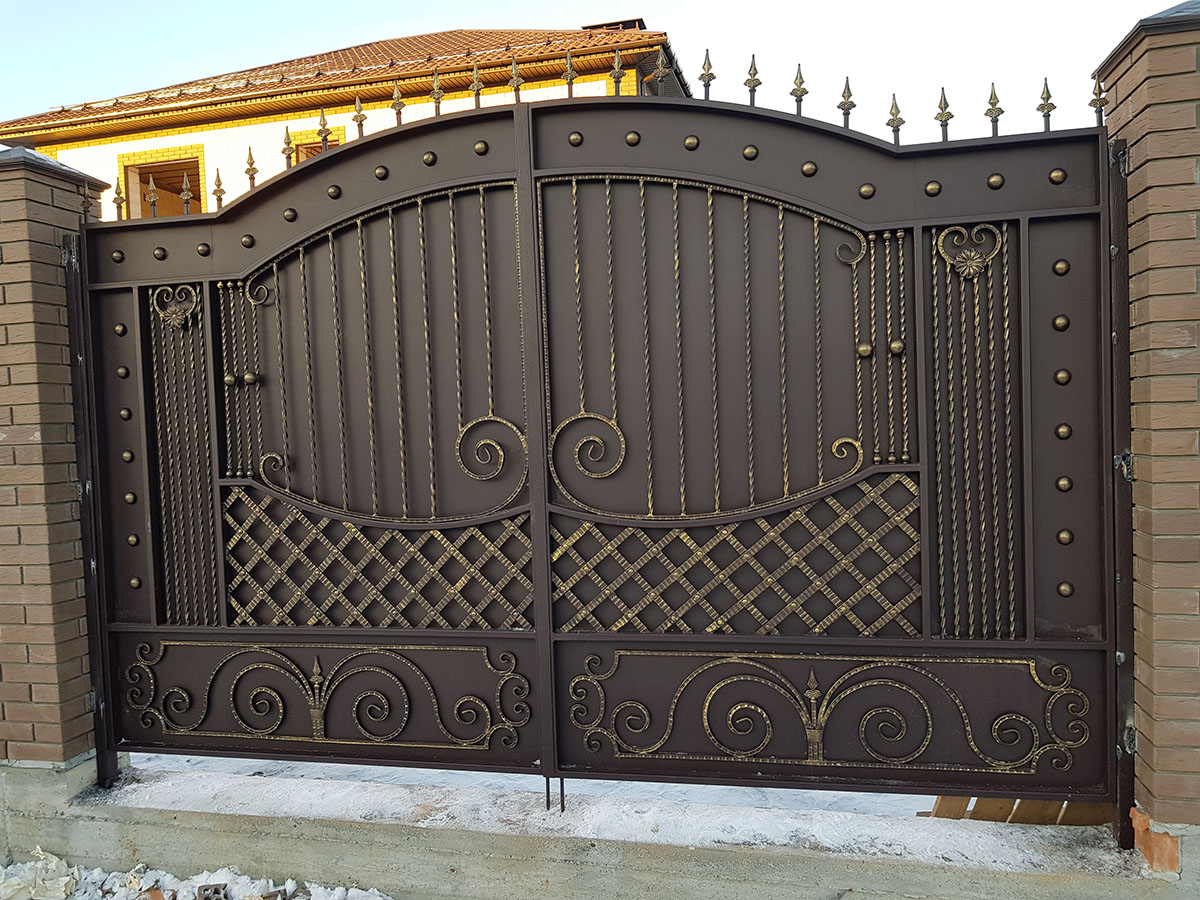 Ворота с калиткой с элементами декора. Холодная ковка.